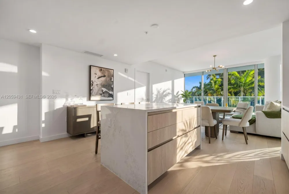 9221 E Bay Harbor Drive #212 Bay Harbor Islands, FL 33154