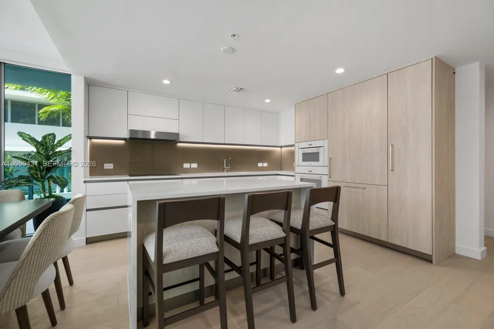 9221 E Bay Harbor Drive #212 Bay Harbor Islands, FL 33154