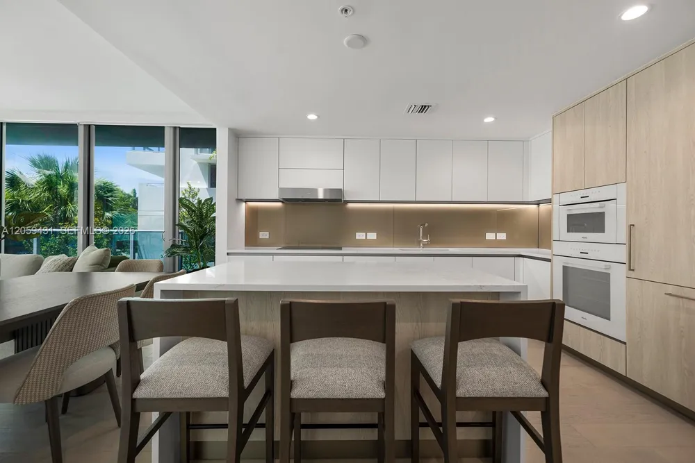 9221 E Bay Harbor Drive #212 Bay Harbor Islands, FL 33154