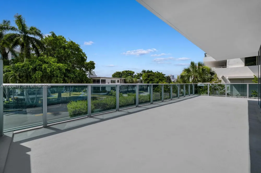 9221 E Bay Harbor Drive #212 Bay Harbor Islands, FL 33154