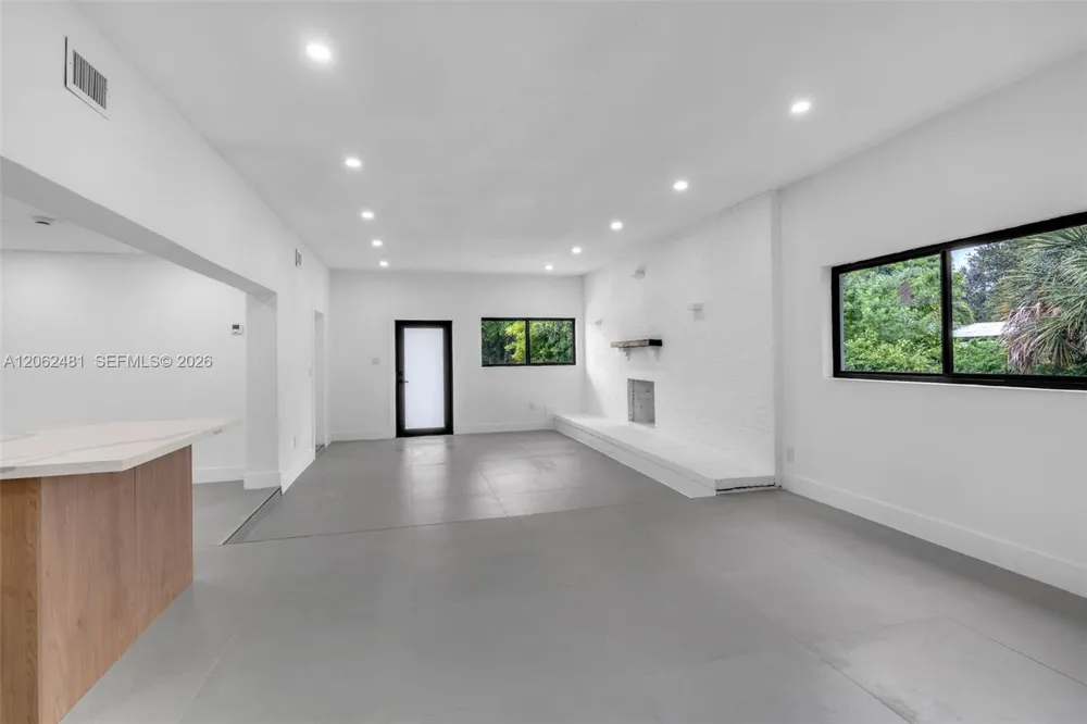 3400 NW 211th St Miami Gardens, FL 33056