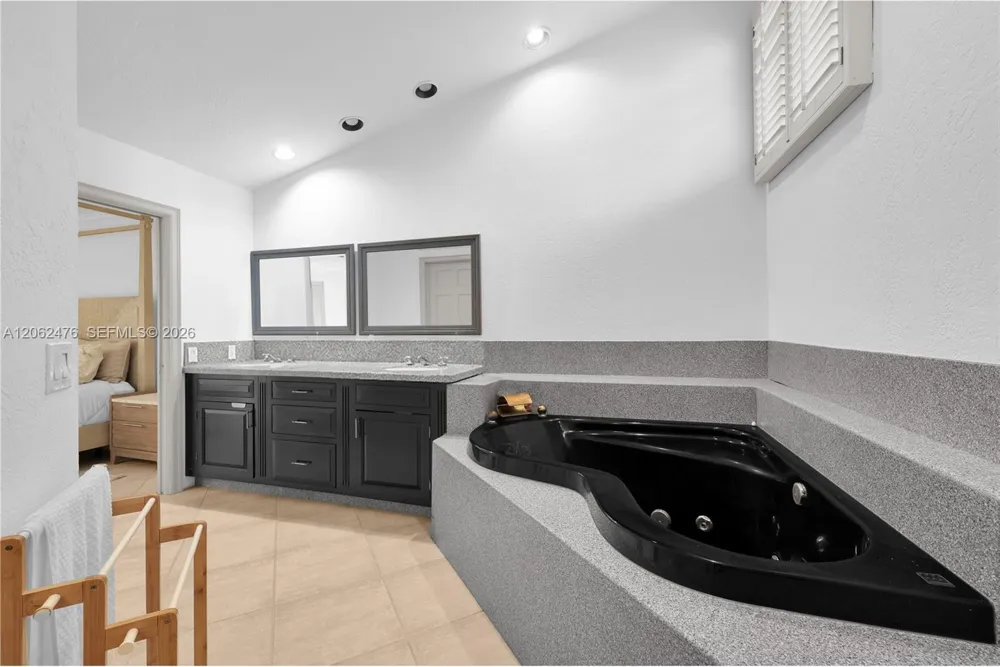 6879 Palm Grove Ct Palm Beach Gardens, FL 33418