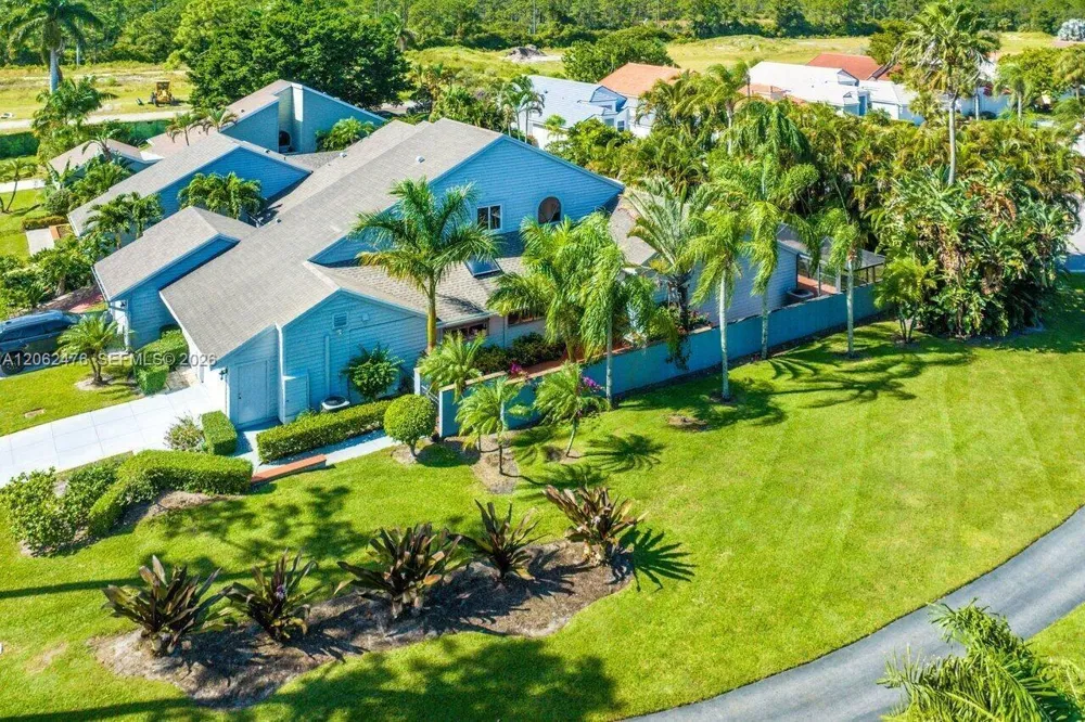 6879 Palm Grove Ct Palm Beach Gardens, FL 33418