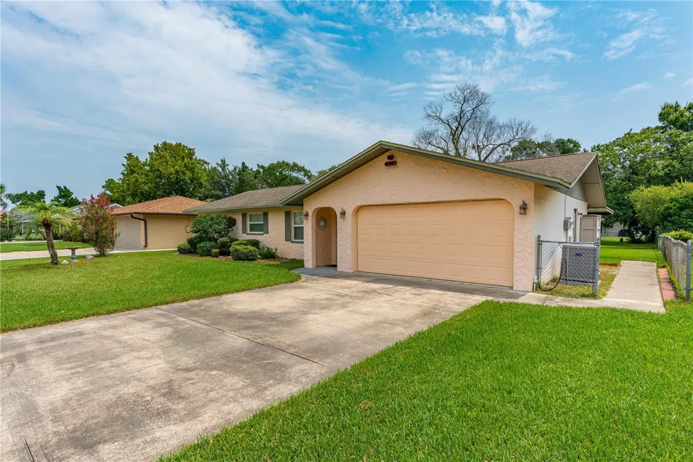 2955 CARRIAGE DRIVE South Daytona, FL 32119