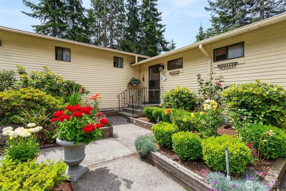 1111 S 249th Place Des Moines, WA 98198