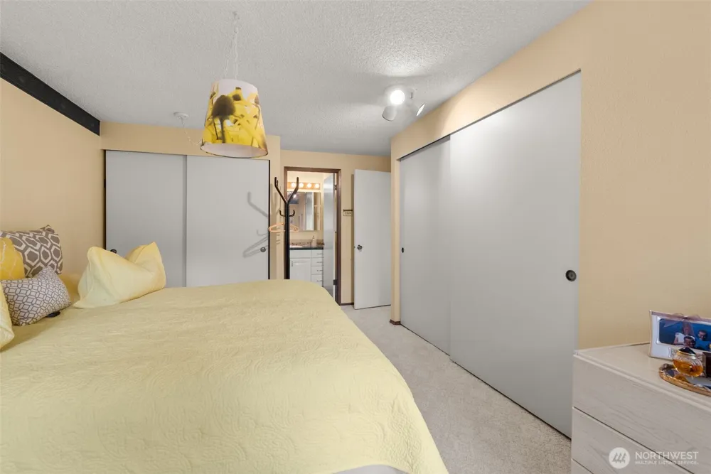 1111 S 249th Place Des Moines, WA 98198