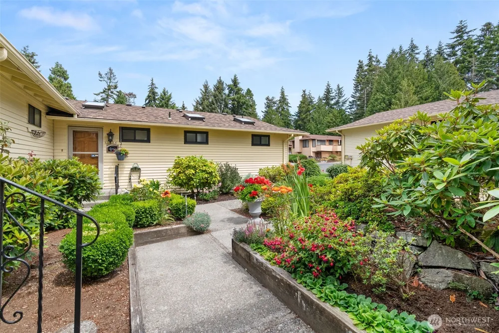 1111 S 249th Place Des Moines, WA 98198