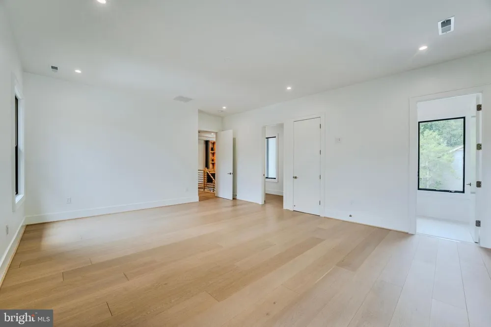 1434 WAGGAMAN CIRCLE Mclean, VA 22101