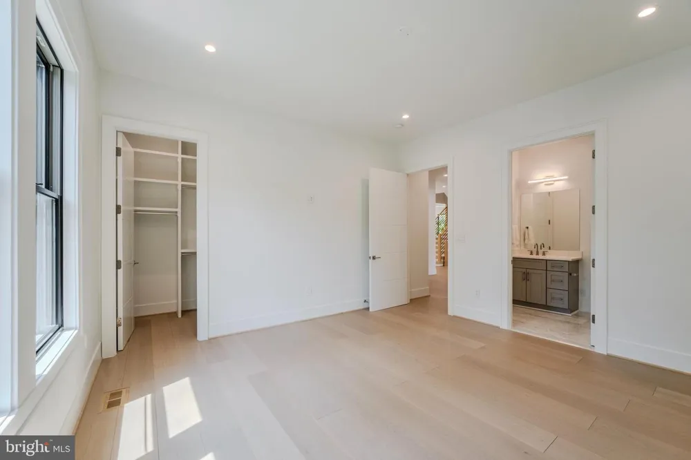 1434 WAGGAMAN CIRCLE Mclean, VA 22101