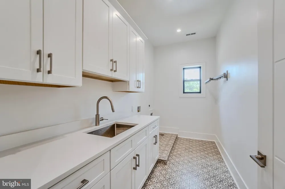 1434 WAGGAMAN CIRCLE Mclean, VA 22101