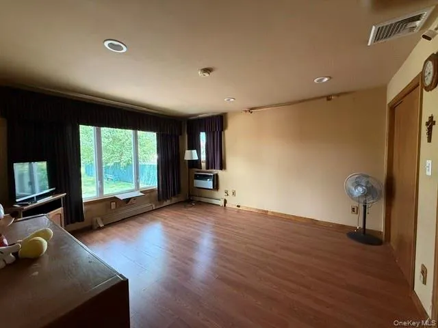 59 FARMERS AVENUE Lindenhurst, NY 11757