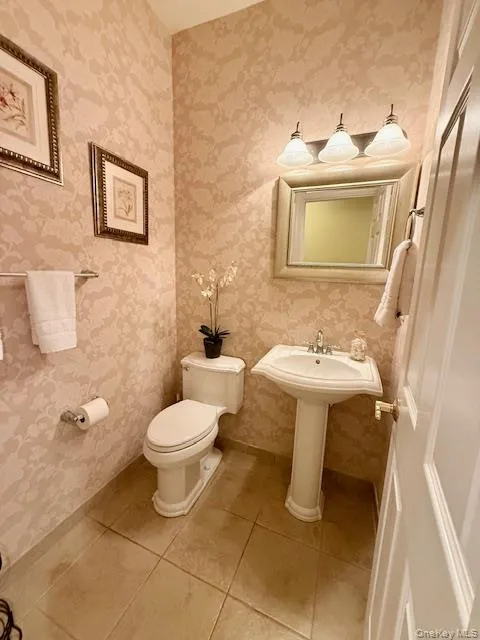129 Maya Circle Central Islip, NY 11722