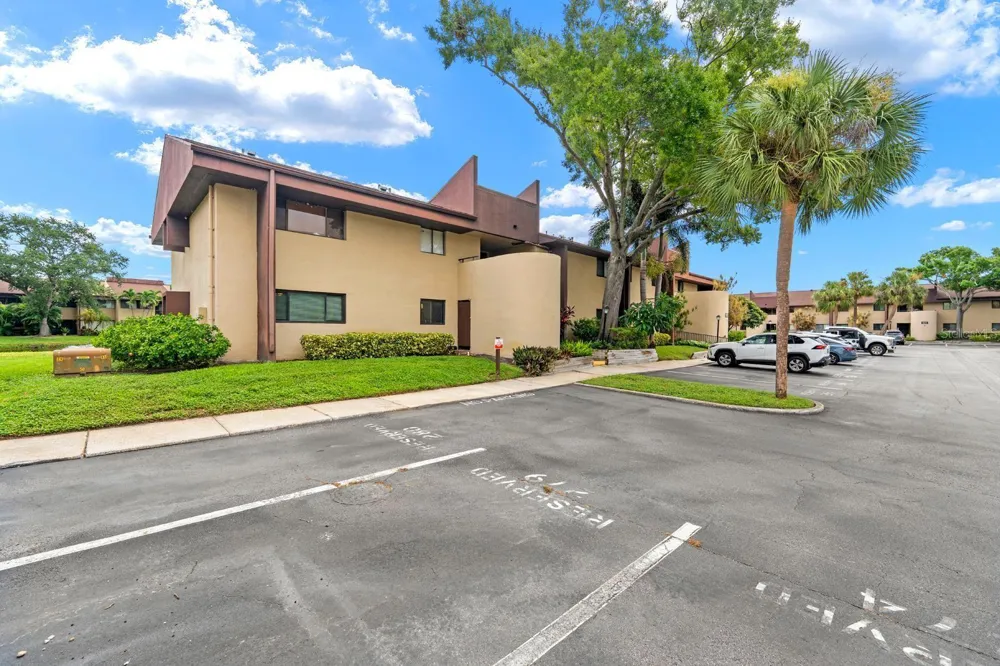 875 S VILLAGE DRIVE #101 St Petersburg, FL 33716