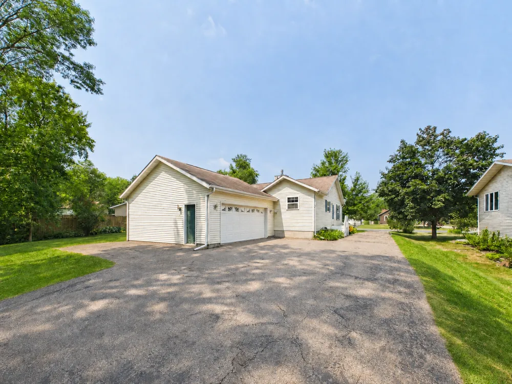 417 Countryside Drive SE Montgomery, MN 56069
