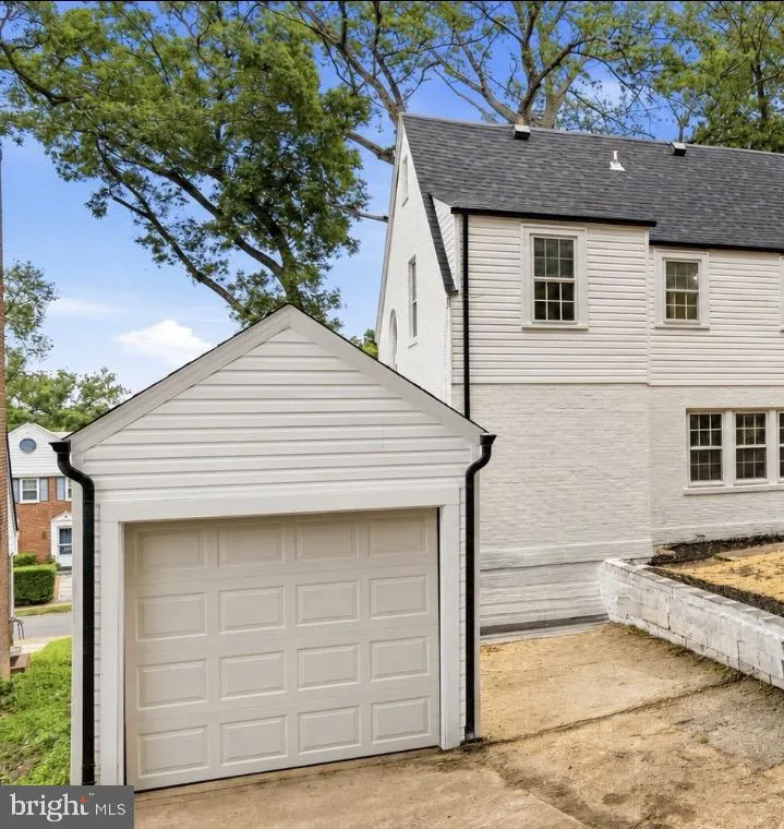 1006 26TH STREET S Arlington, VA 22202