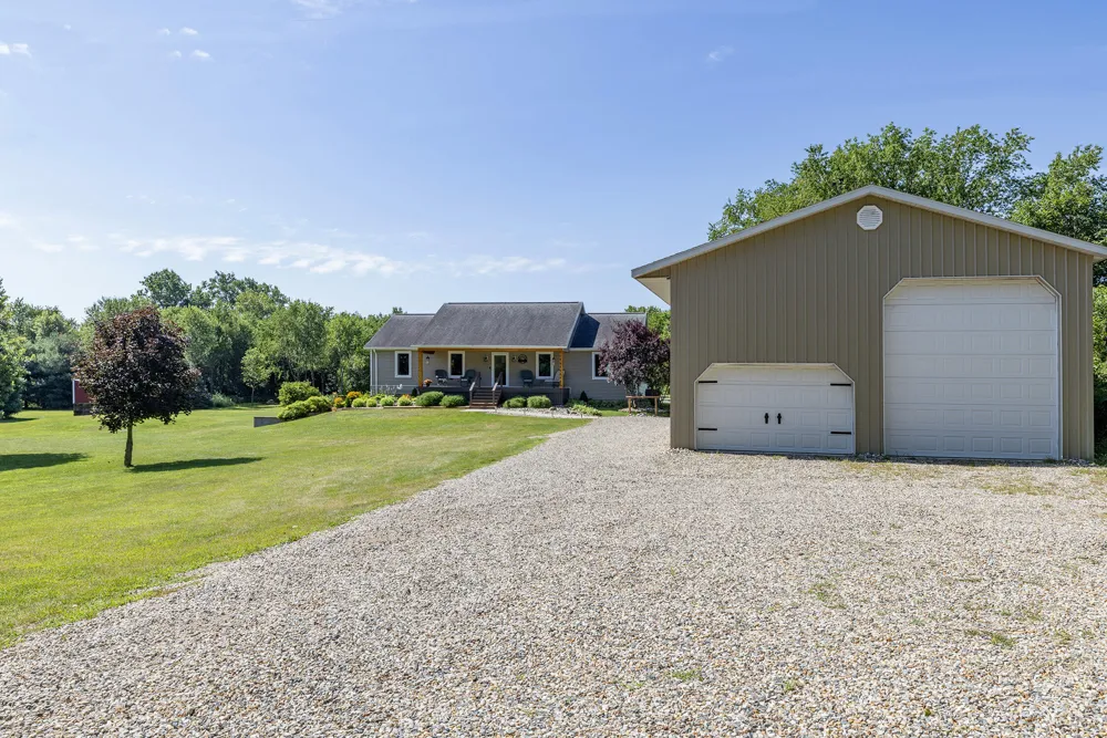 48989 92nd Avenue Decatur, MI 49045