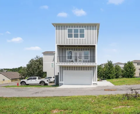 1121 Lawrence Ave #3
