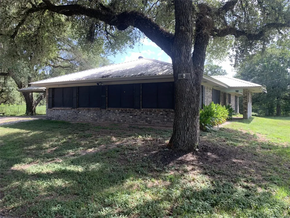 1162 Hwy 90a Sheridan, TX 78962