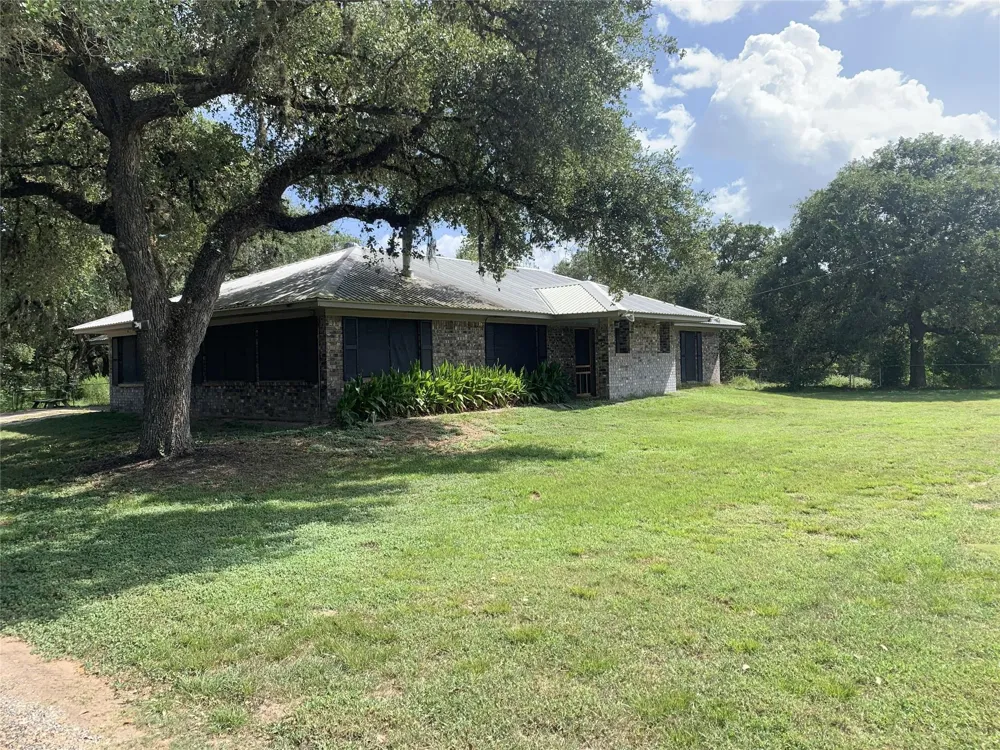 1162 Hwy 90a Sheridan, TX 78962