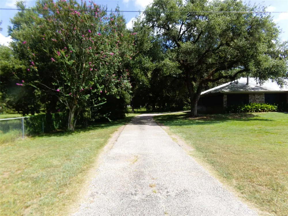 1162 Hwy 90a Sheridan, TX 78962