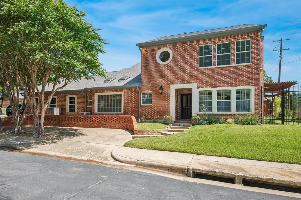 2702 Lawtherwood Court Dallas, TX 75214
