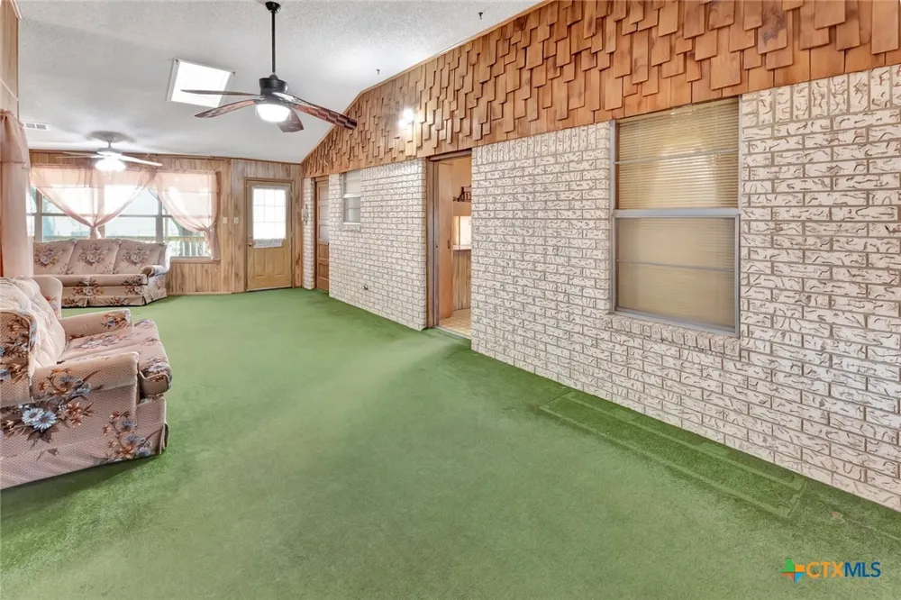 10957 US Highway 77 Schulenburg, TX 78956