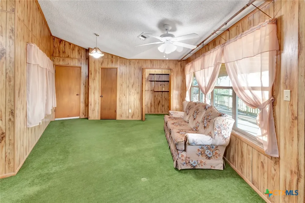 10957 US Highway 77 Schulenburg, TX 78956