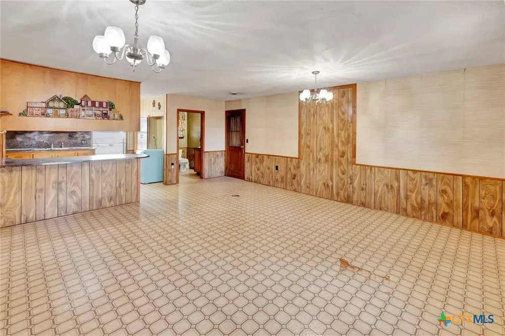 10957 US Highway 77 Schulenburg, TX 78956
