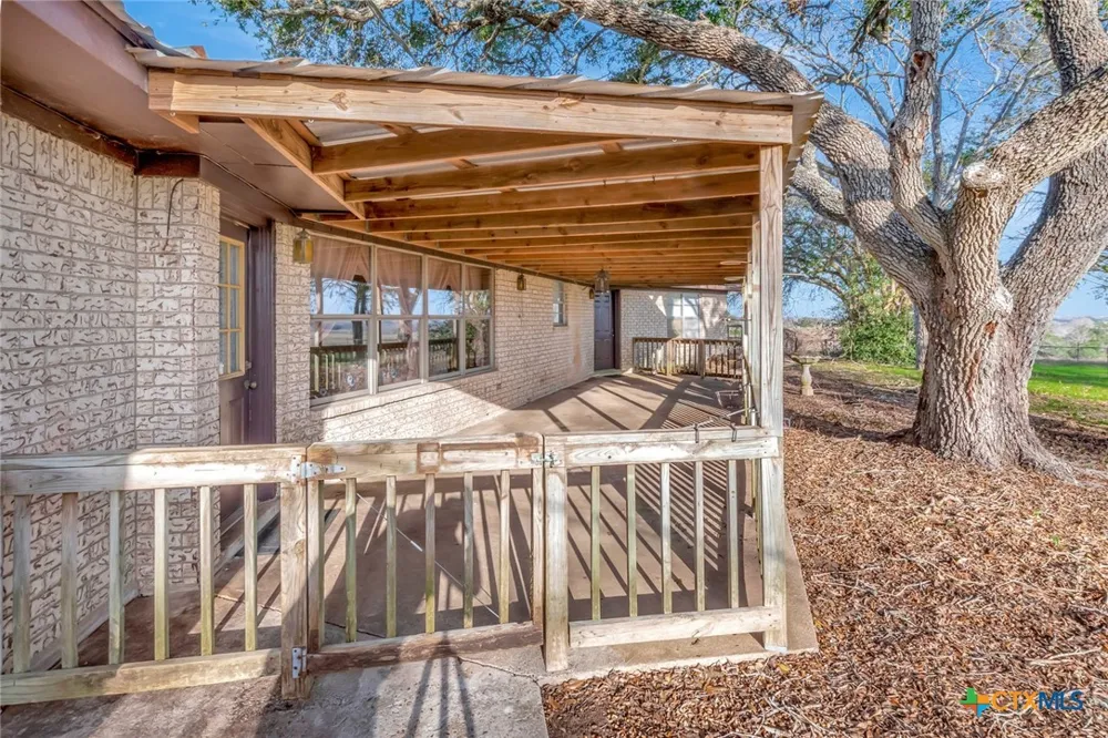 10957 US Highway 77 Schulenburg, TX 78956