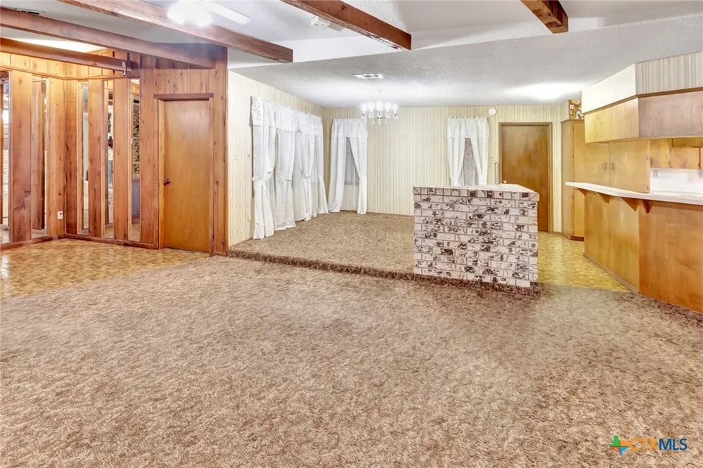 10957 US Highway 77 Schulenburg, TX 78956