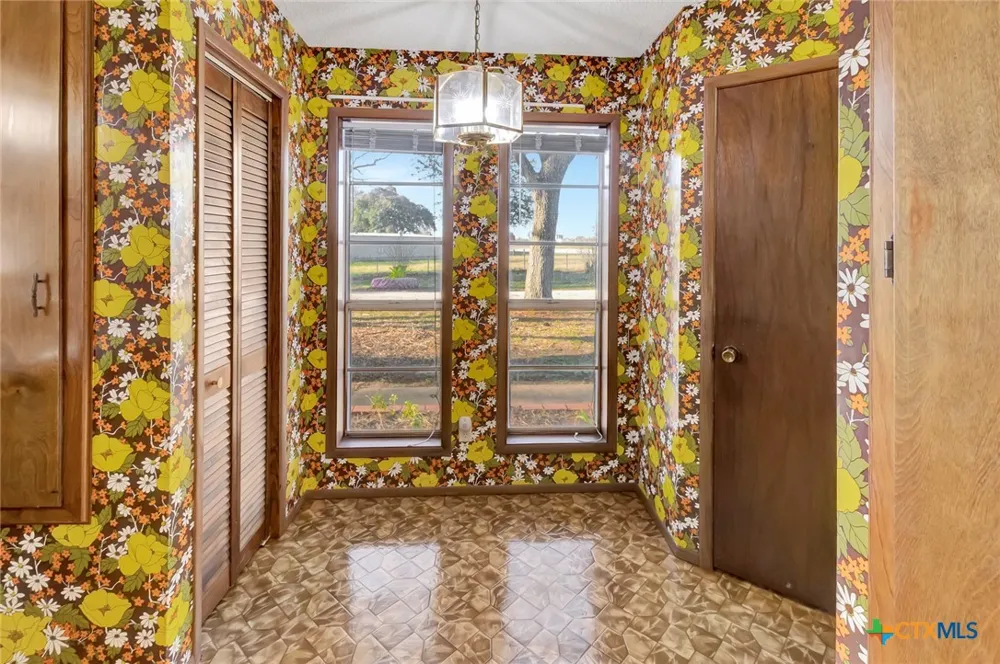 10957 US Highway 77 Schulenburg, TX 78956