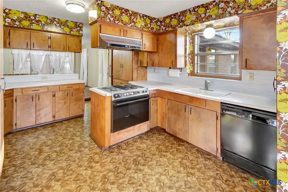 10957 US Highway 77 Schulenburg, TX 78956