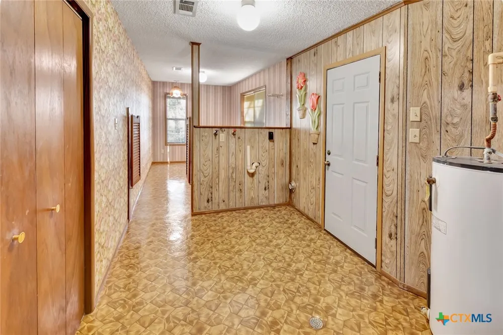 10957 US Highway 77 Schulenburg, TX 78956