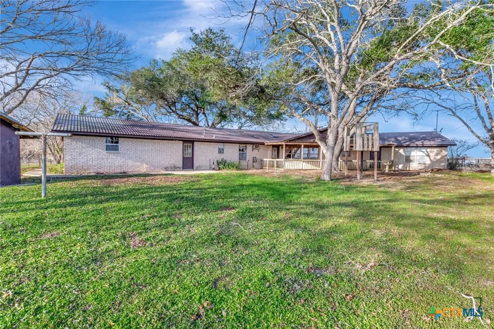 10957 US Highway 77 Schulenburg, TX 78956