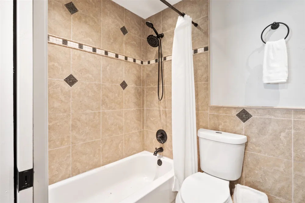 1637 Dell Oak Drive Garland, TX 75040