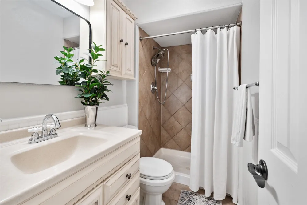 1637 Dell Oak Drive Garland, TX 75040