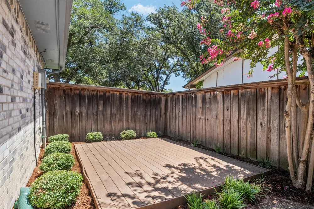 1637 Dell Oak Drive Garland, TX 75040