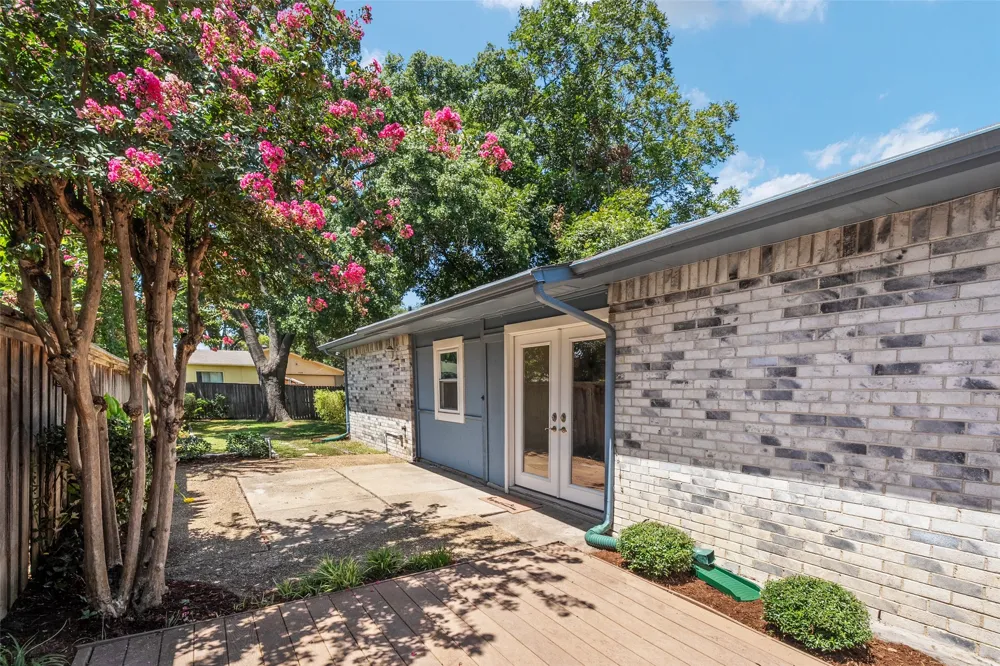 1637 Dell Oak Drive Garland, TX 75040