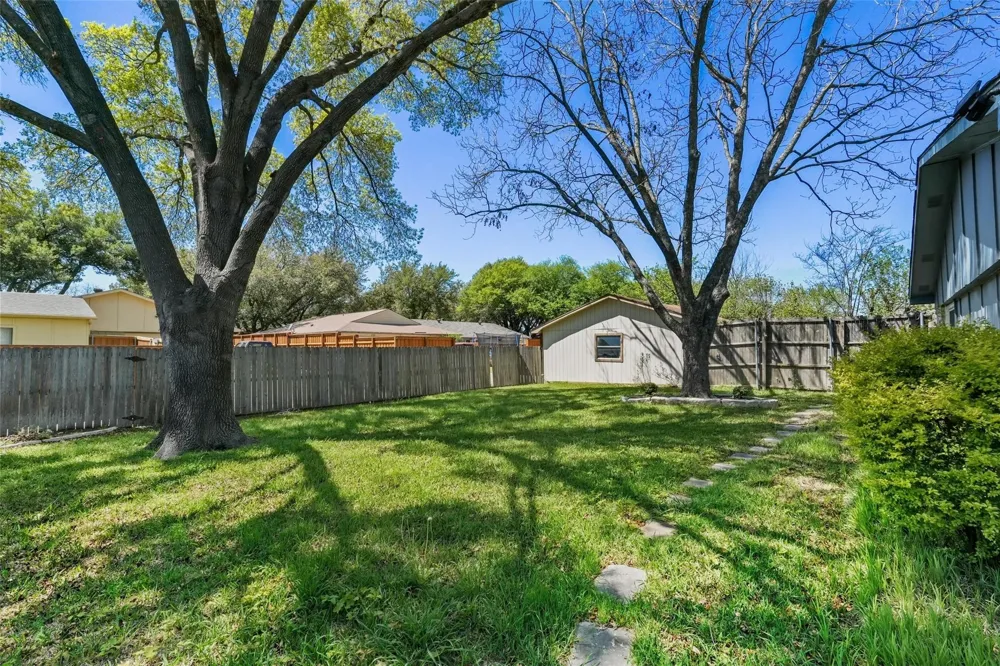 1637 Dell Oak Drive Garland, TX 75040