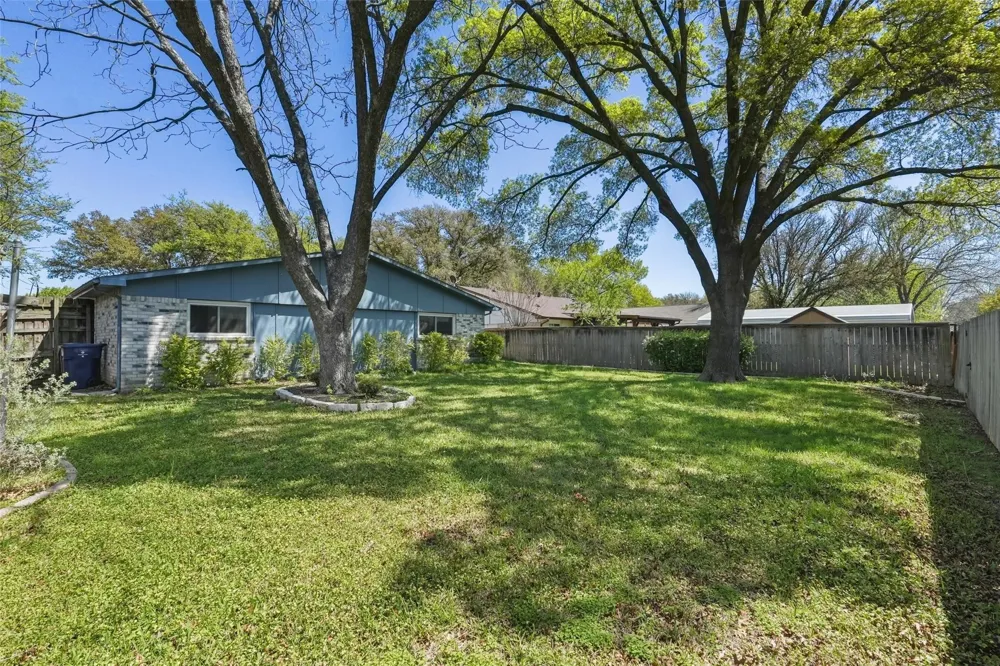 1637 Dell Oak Drive Garland, TX 75040