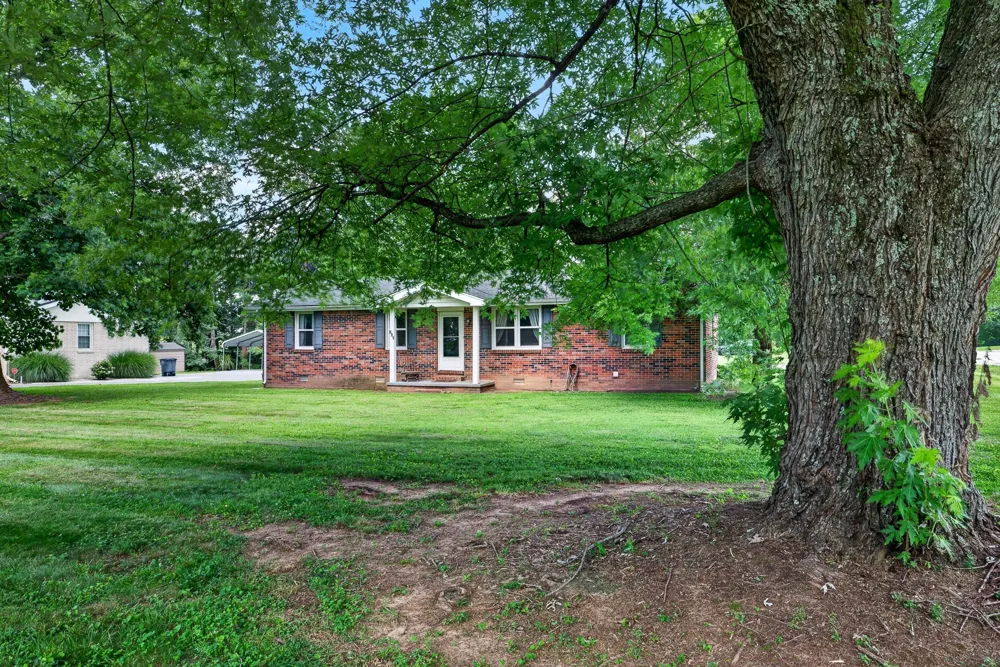627 Baker Dr Lafayette, TN 37083