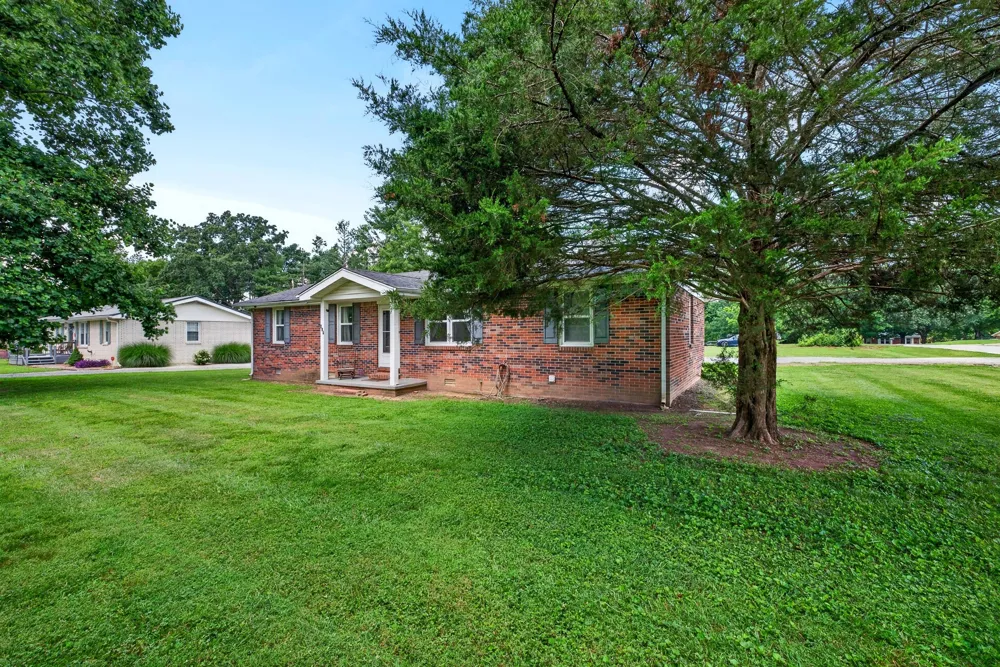 627 Baker Dr Lafayette, TN 37083