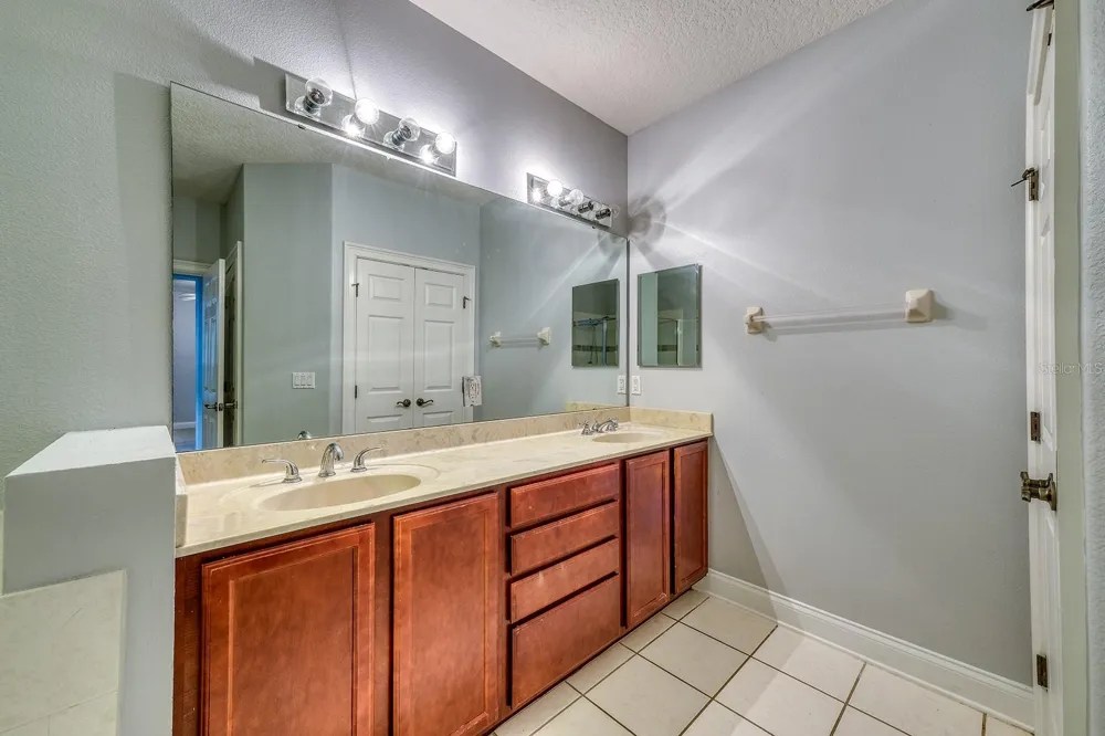 7340 REGINA WAY Orlando, FL 32819