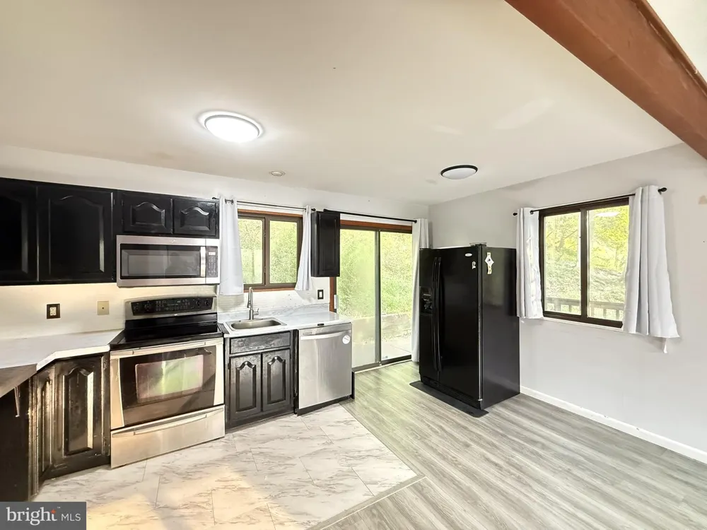 6271 DECKER ROAD Bushkill, PA 18324