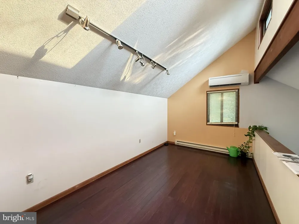 6271 DECKER ROAD Bushkill, PA 18324
