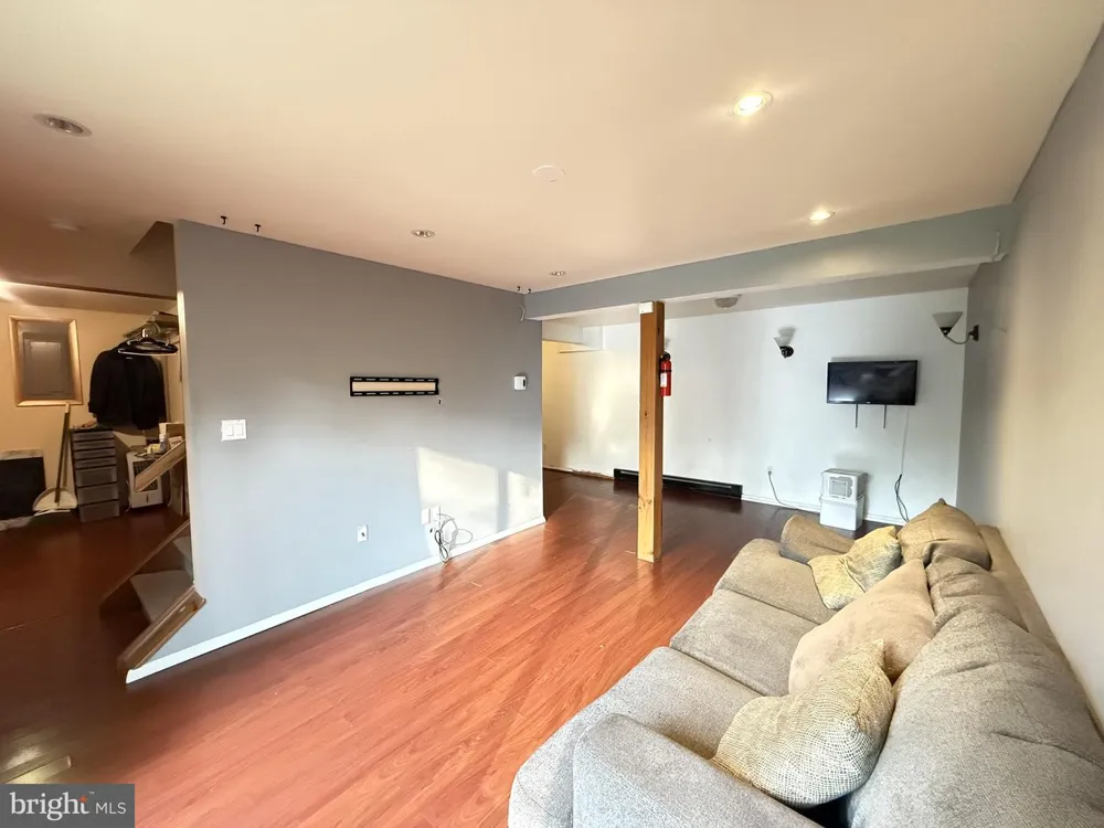 6271 DECKER ROAD Bushkill, PA 18324