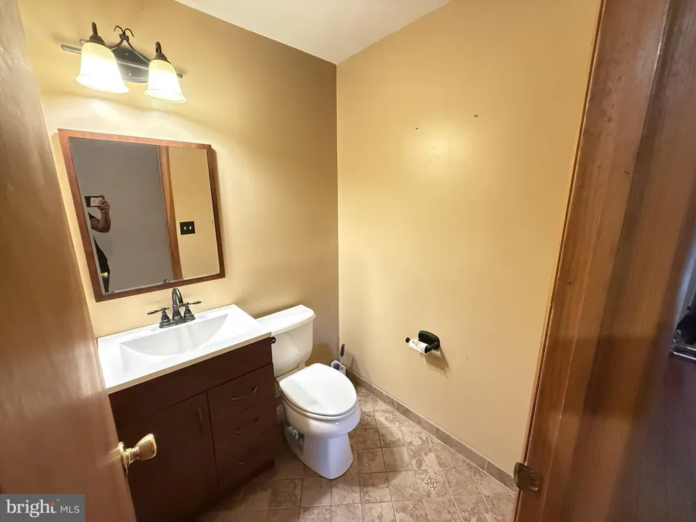 6271 DECKER ROAD Bushkill, PA 18324