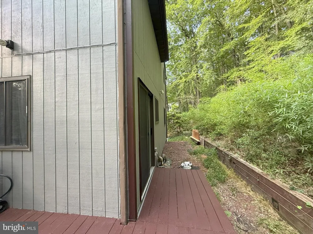 6271 DECKER ROAD Bushkill, PA 18324