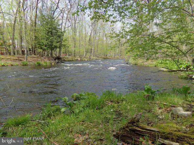 6271 DECKER ROAD Bushkill, PA 18324