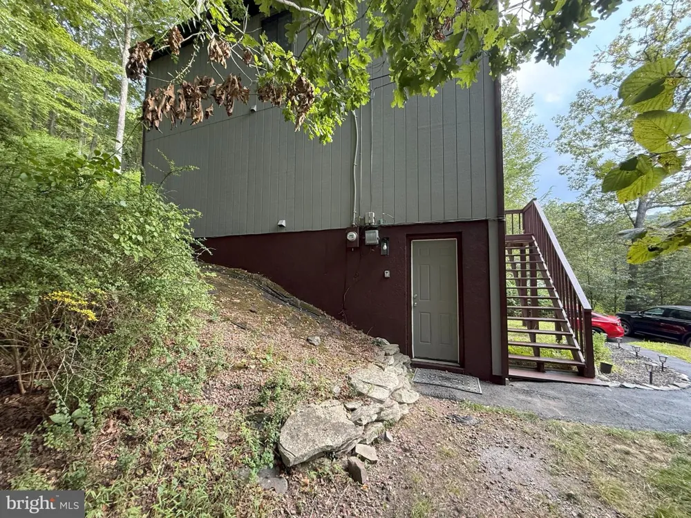 6271 DECKER ROAD Bushkill, PA 18324